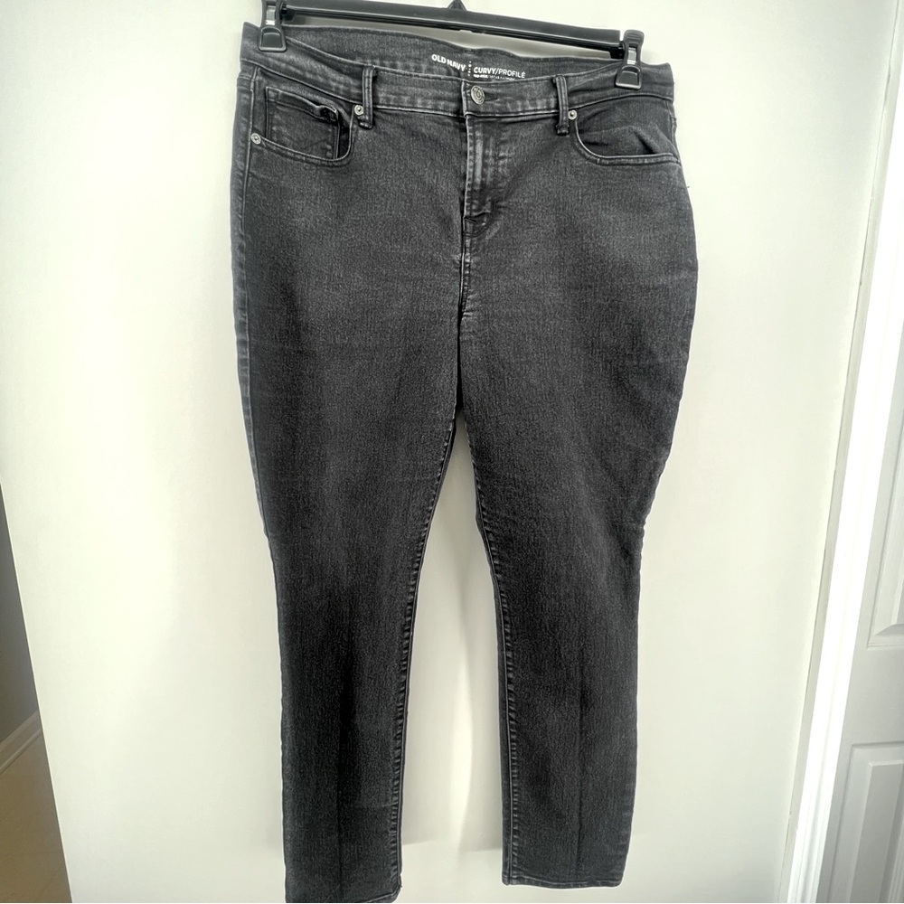 Old Navy Women's black wash curvy mid-rise jeans. Size 16